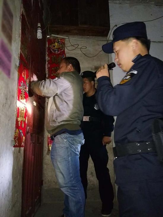 息烽粗心妈妈误将幼女锁家中 