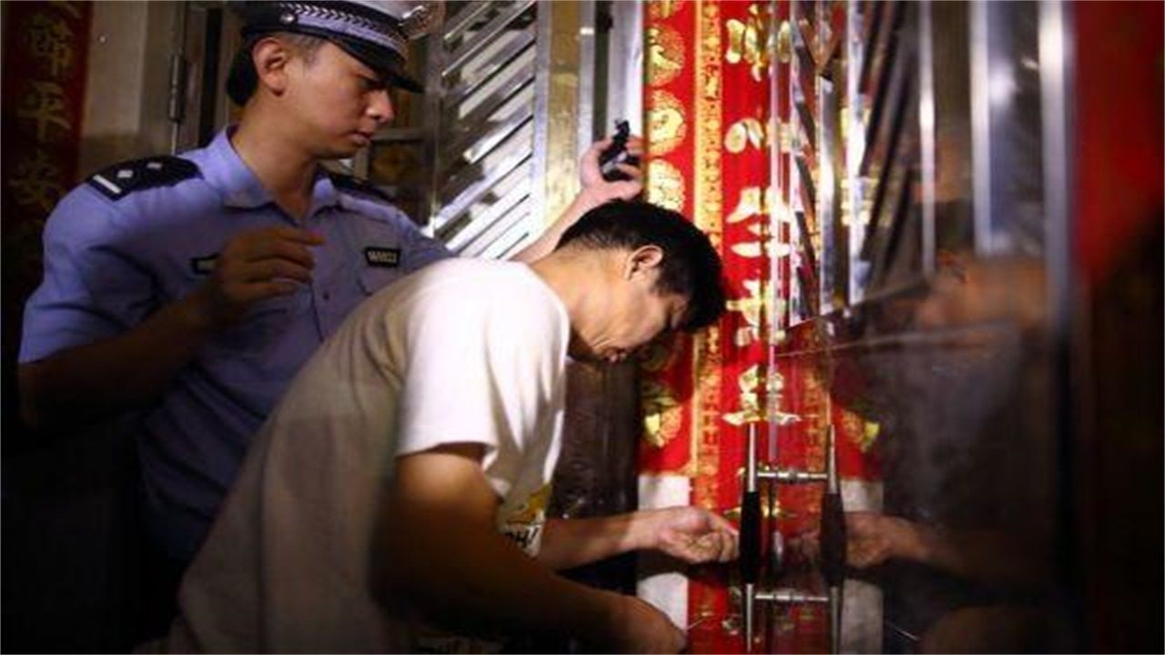 息烽请开锁师傅开了锁后，师傅